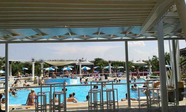 #full lettini ed ombrelloni. ..se volete abbiamo spazio sul prato..ingresso 10eu…